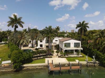 Jennifer Lopez & Ben Affleck Are Cuddling Up At Amazing $19-Million Miami Mansion - etcanada.com - Miami