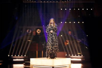 Kelly Clarkson Covers Carly Simon’s ‘You’re So Vain’ - etcanada.com