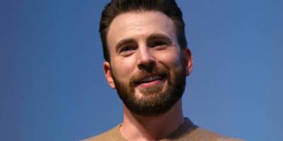 Chris Evans Shows Off His Bruises While Filming 'The Gray Man' - www.justjared.com