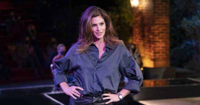 Cindy Crawford models Ross Geller's leather trousers during Friends reunion special - www.msn.com