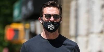 Hugh Jackman Picks Up a Loaf of Bread During a Grocery Run in NYC - www.justjared.com - New York