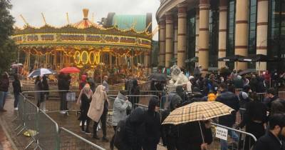 Shoppers queue for AN HOUR in the rain for the Trafford Centre on Bank Holiday Monday - www.manchestereveningnews.co.uk