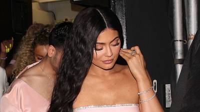 Kylie Jenner Rocks Grey Crop Top Sexy Gold Body Chain As She Goes Makeup Free — Watch - hollywoodlife.com