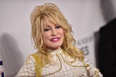 Dolly Parton Says She Sleeps In Her Makeup Just In Case There’s An ‘Earthquake Or Storm’ In The Middle Of The Night - etcanada.com