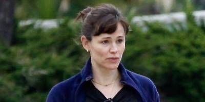 Jennifer Garner Has Animated Chat During Morning Coffee Run with a Friend - www.justjared.com