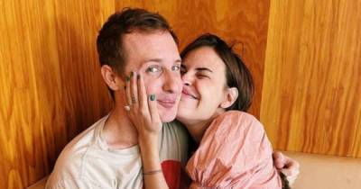 Tallulah Willis is engaged! Bruce Willis and Demi Moore's daughter to marry Dillon Buss - www.msn.com