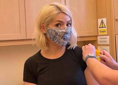 Holly Willoughby admits to feeling emotional after receiving Covid vaccine - evoke.ie - Britain