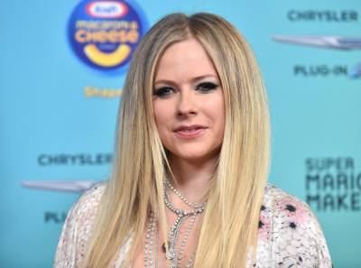 Avril Lavigne Skateboards In Pink Slippers… It Doesn’t End Well - etcanada.com