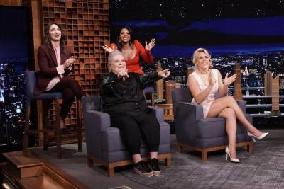 The Cast Of ‘Girls5eva’ Sing The Spice Girls’ ‘Wannabe’ With Jimmy Fallon And The Roots - etcanada.com