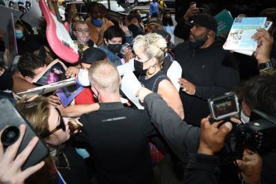 Miley Cyrus Mobbed By Fans Outside New York Hotel - etcanada.com - New York - New York
