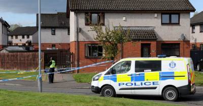Murder squad cops seal off Paisley street after a serious flat fire - www.dailyrecord.co.uk - Scotland