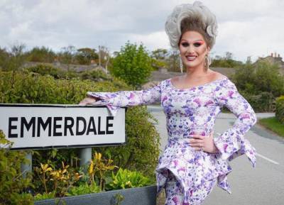 Emmerdale reveals an unexpected guest star and we’re both confused and excited - evoke.ie - Britain