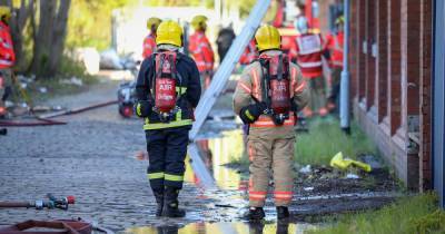 Fire crews battle blaze at commercial unit in Salford - www.manchestereveningnews.co.uk