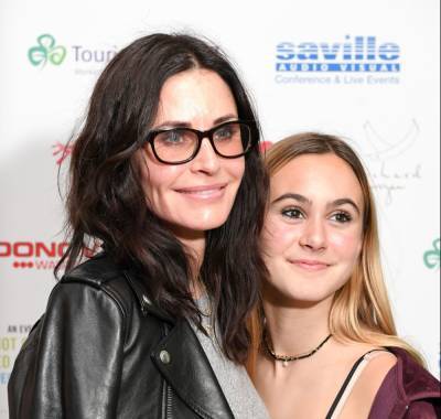 Courteney Cox And Daughter Coco Cover Taylor Swift’s ‘Cardigan’ - etcanada.com