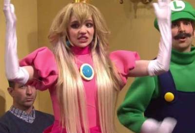 Grimes joins Elon Musk in SNL sketch as the Princess Peach to his Wario - www.msn.com