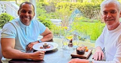 Andi Peters puts on impressive gun show over lunch with old pal Phillip Schofield - www.ok.co.uk - Britain