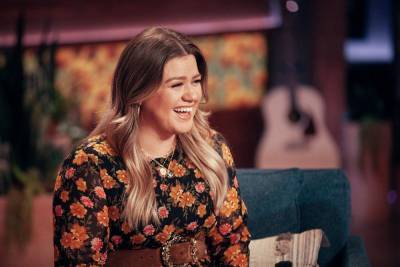 Kelly Clarkson Covers ‘Kiss’ By Prince For Latest ‘Kellyoke’ Segment - etcanada.com
