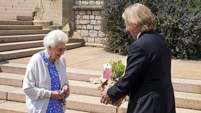 Queen Elizabeth Plants Special Rose At Windsor Castle To Honor Late Husband Prince Philip’s 100th Birthday - hollywoodlife.com - county Garden - county Windsor
