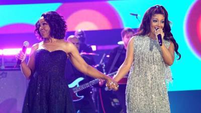 Mickey Guyton and Gladys Knight Team Up for Powerful 'Friendship Train' Performance at CMT Music Awards - www.etonline.com - Tennessee