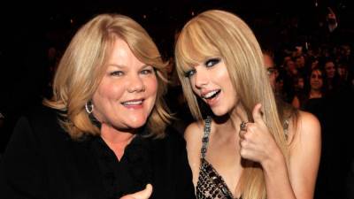 Taylor Swift Tweets Sweet Message to Her Mom After Best Family Feature Win at 2021 CMT Awards - www.etonline.com - Tennessee