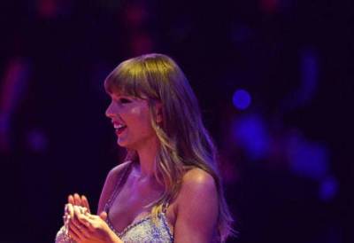 Taylor Swift pays tribute to mother Andrea after CMT awards win - www.msn.com