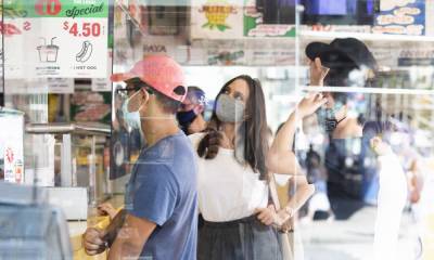 Angelina Jolie - Angelina Jolie grabs a hot dog with her sons on family trip to New York - us.hola.com - New York - New York - county Angelina