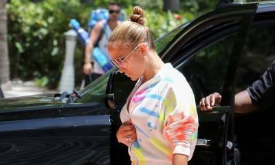 Jennifer Lopez rocks multi-colored jumpsuit while hanging out with her ‘coconuts’ - us.hola.com