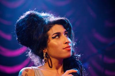 Amy Winehouse’s Flatmate Recalls How Paparazzi ‘Hounded’ The Late Singer Before Her Death - etcanada.com