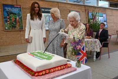 Queen Borrows Ceremonial Sword To Cut Big Cake - etcanada.com - Britain