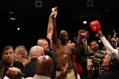 Lamar Odom Knocks Out Aaron Carter In Second Round To Win Celebrity Boxing Match - etcanada.com - county Atlantic - county Carter