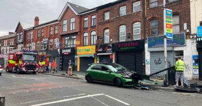 Wilmslow Road partially shut after car crashes into traffic light - www.manchestereveningnews.co.uk