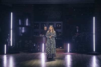 Kelly Clarkson Belts Out Powerful Rendition Of Olivia Rodrigo’s ‘Drivers License’ - etcanada.com