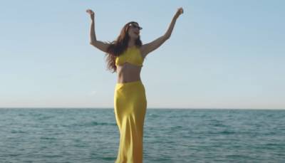 Lorde’s Yellow Two-Piece Set From Her ‘Solar Power’ Video Is Finally Back Online - variety.com - Australia