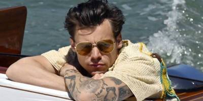Harry Styles Relaxes on a Water Taxi as He Arrives in Venice - www.justjared.com - Italy
