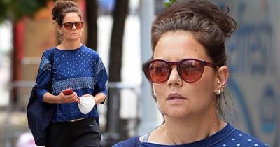 Katie Holmes makes the rare move of pulling her face mask off in NYC - www.msn.com - New York