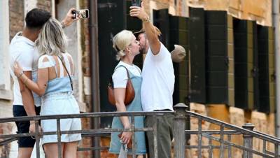 Katy Perry Orlando Bloom Share A Passionate Kiss While Snapping A Selfie In Venice — See Pic - hollywoodlife.com - Italy - city Venice