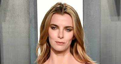 Betty Gilpin Shares Story of When She Got Jumped By Group of Girls In NYC - www.justjared.com - New York