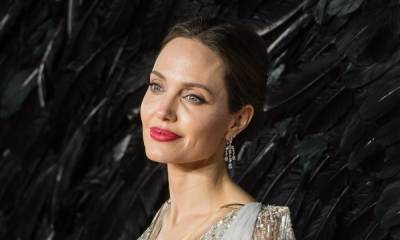 Angelina Jolie hangs out with ex-husband Jonny Lee Miller at his apartment for the second time in a week - us.hola.com
