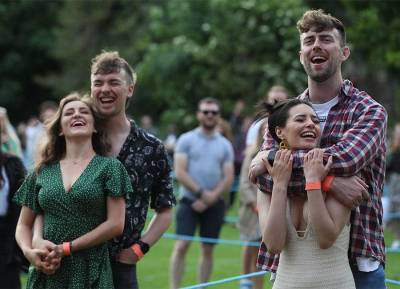 500 fans enjoy Ireland’s first ever socially distanced gig at the Iveagh Gardens - evoke.ie - Ireland
