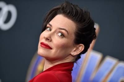 Evangeline Lilly Shares Selfies Urging Women To Take Pride In Their Beauty: ‘My Body Is Not A Trend’ - etcanada.com