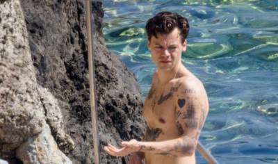 Harry Styles Shows Off His Tattooed Body While Showering at the Beach - See Every Photo! - www.justjared.com - Italy