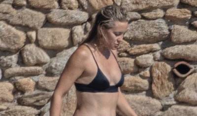 Bikini-Clad Kate Hudson Spotted Vacationing in Greece with Her Boyfriend & Parents! - www.justjared.com - Greece