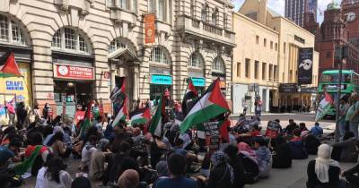 Free Palestine demonstrators bring traffic to standstill by staging 'sit down' protest on Oxford Road - www.manchestereveningnews.co.uk - Scotland - Manchester - Israel - Palestine
