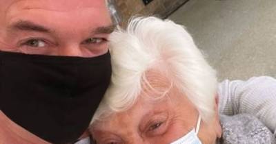 Phillip Schofield's emotional reunion with his mum after a year apart - www.manchestereveningnews.co.uk