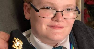 Schoolboy wins gold Blue Peter badge for overcoming disabilities to help others during pandemic - www.manchestereveningnews.co.uk