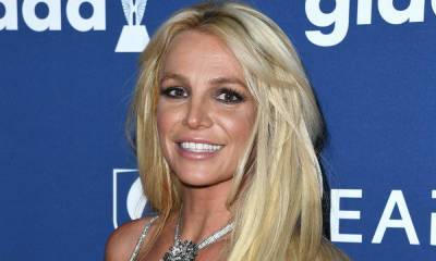 Britney Spears wows in neon swimsuit and pink hair transformation - hellomagazine.com