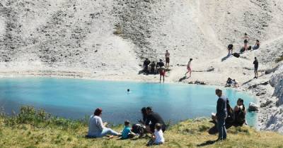 Police warn people to stay away from blue lagoon which is 'like swimming in bath of bleach' - www.manchestereveningnews.co.uk - Britain