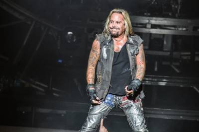 Mötley Crüe’s Vince Neil Walks Off Stage During First Post-COVID 19 Concert: ‘My F***ing Voice Is Gone’ - etcanada.com - state Iowa