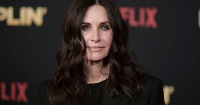 Courteney Cox Keeps Oil and Shine in Check With These Face Blotting Sheets - www.usmagazine.com