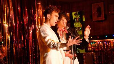 ‘It’s a Sin’s Olly Alexander & Lydia West On “Group Therapy” Rehearsals, Paying Homage To The ’80s & That Call From Elton John - deadline.com